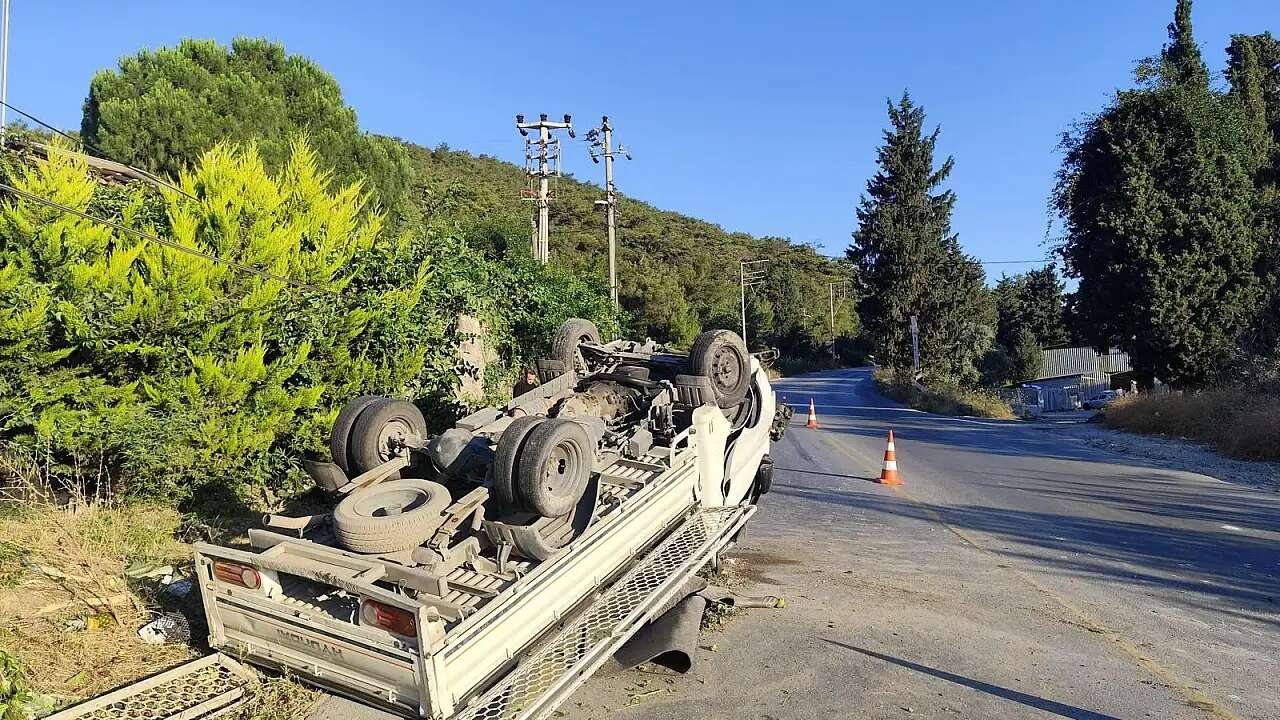 Muğla'da Kontrolden Çıkan Pikap Takla Attı: 2 Kişi Yaralandı 2